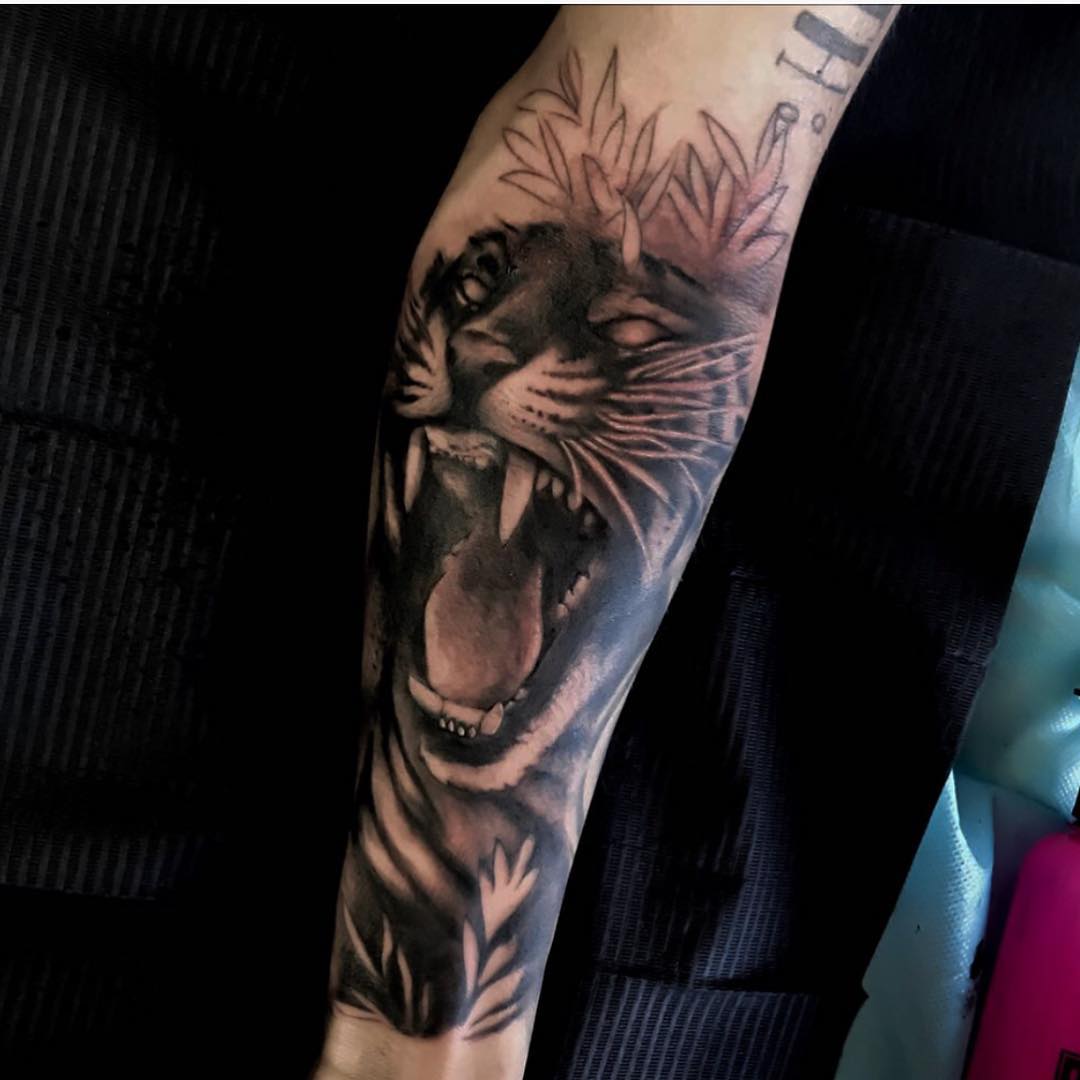 庄先生小臂写实狮子纹身图案