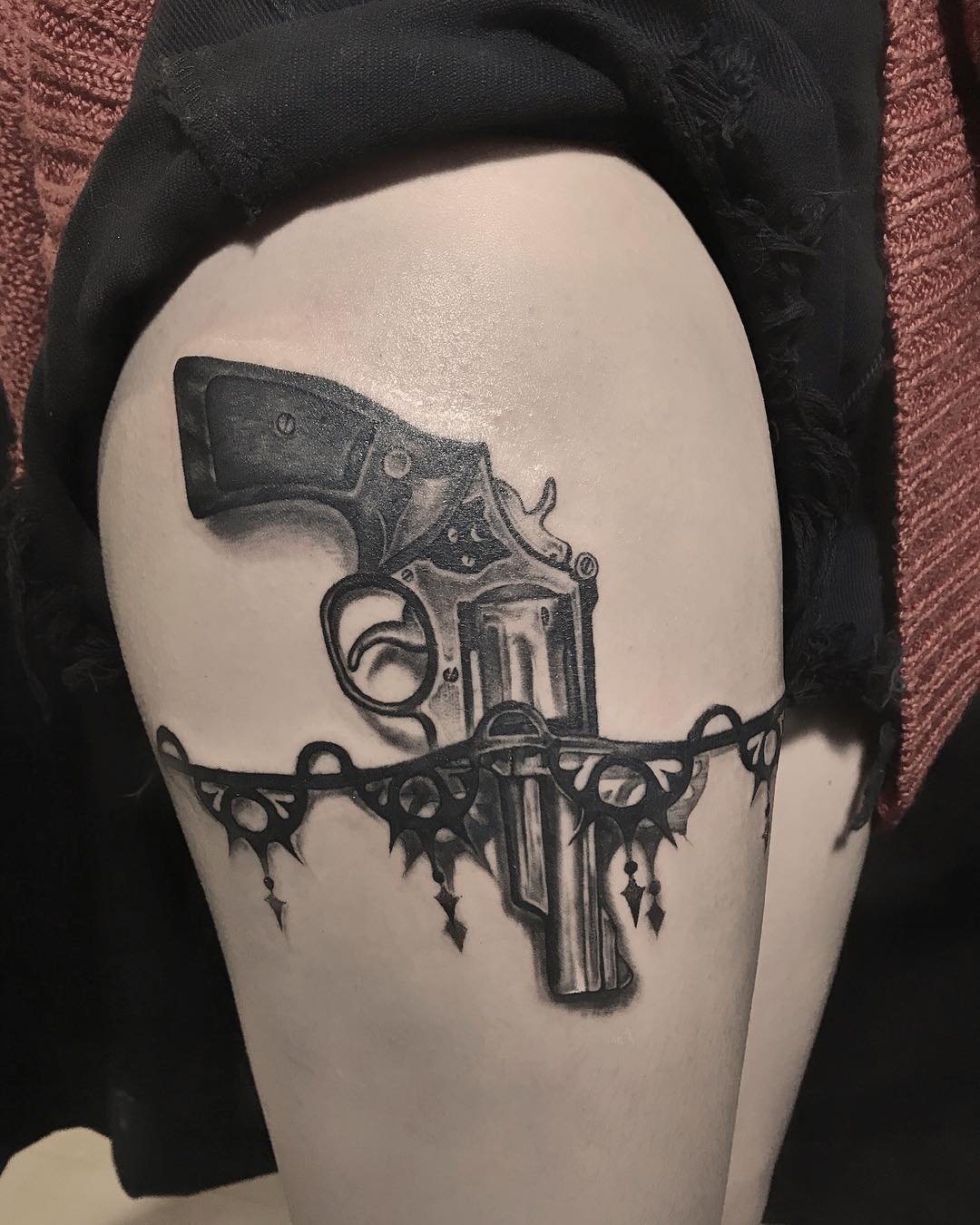 曹小姐大腿写实蕾丝手枪纹身图案
