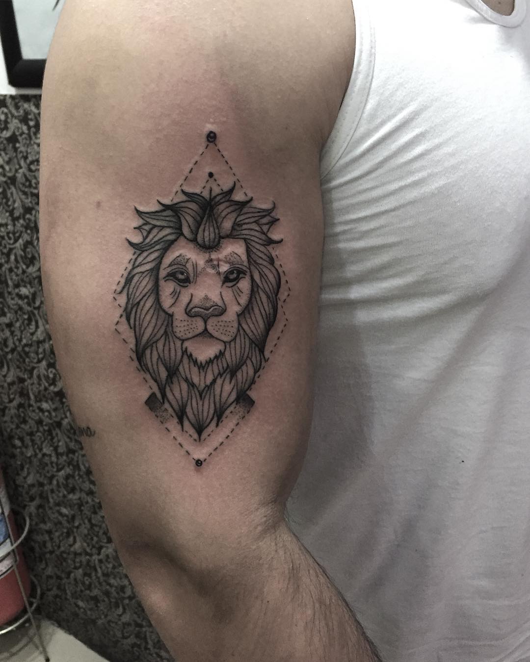 做宠物护理和美容的苏先生大臂狮子纹身图案