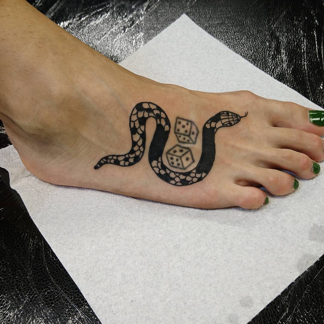 做旅游顾问的桑小姐脚背蛇骰子纹身图案